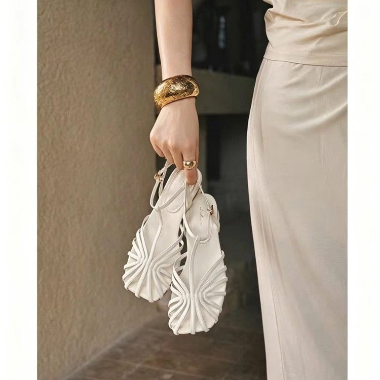 صنادل نسائية بتصميم فرنسي عتيق - مراجعة Vintage And Modern Fashion وسعره